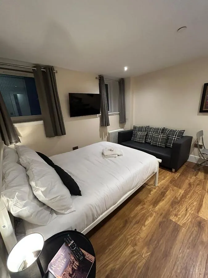 Homestay Modern Double Room With Sofa Edinburgh