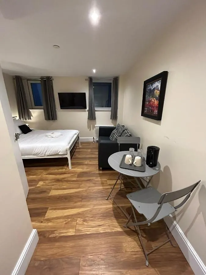 Modern Double Room With Sofa Edinburgh Homestay
